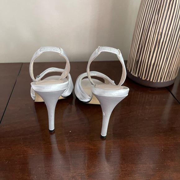 Caparros Womens Sandals Satin Silver Slingback Open Toe Size 7B - Picture 3 of 6